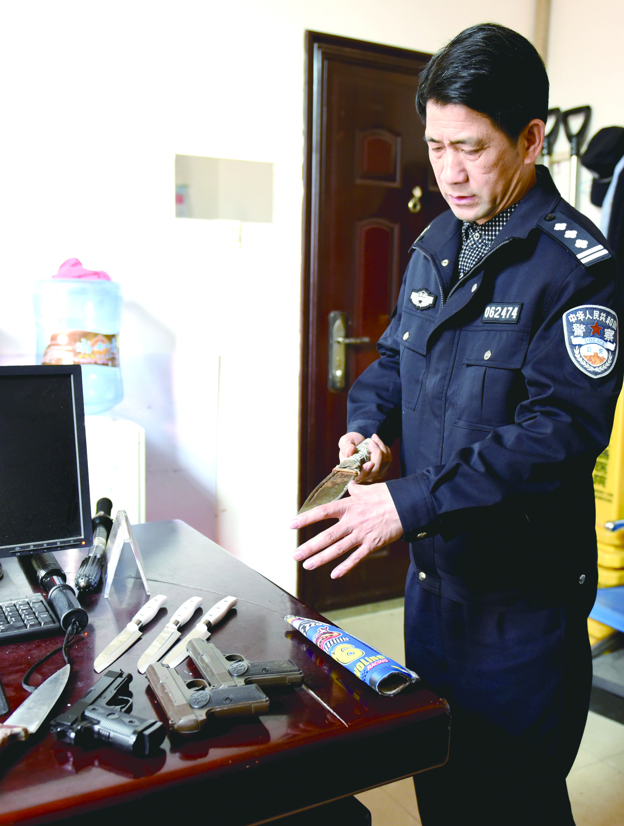 3月12日，邵東汽車西站警務(wù)室民警正在對(duì)所查獲的違禁品進(jìn)行清點(diǎn)